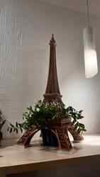 İçinde Çiçek Olan Eyfel Kulesi