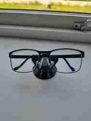 Gözlükleriniz için basit ve temiz tutucu.