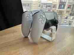 İki ps5 kontrol cihazı için stand